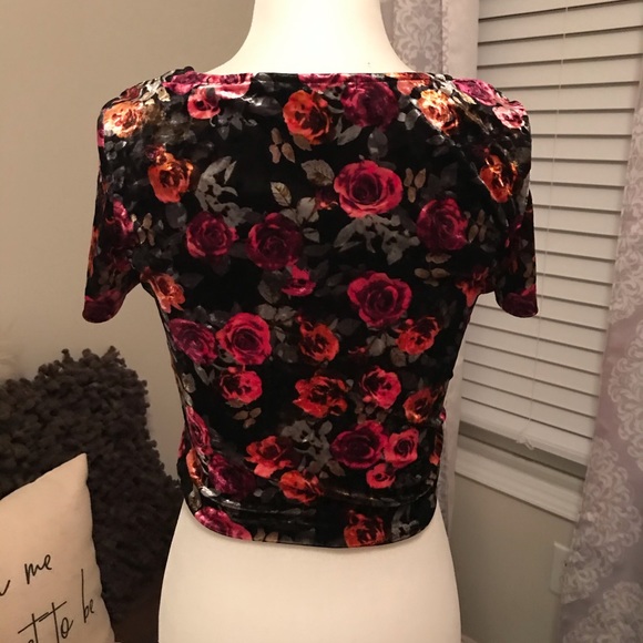 Velvet Crop Top 🖤 - Picture 5 of 7